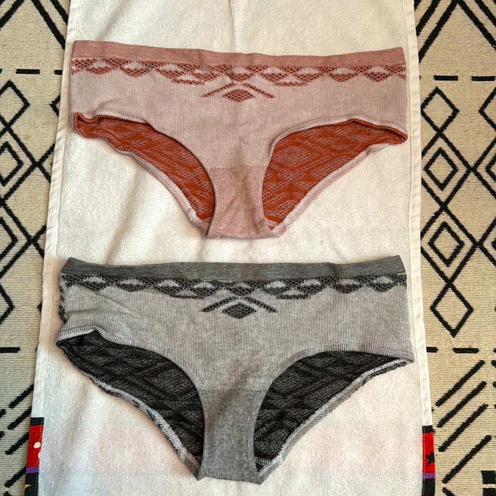 NWOT Victoria secret hip hugger panties large